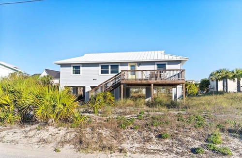 Toilla Segunda House | Welcoming stay near the beach with a large deck washer&dryer and central AC