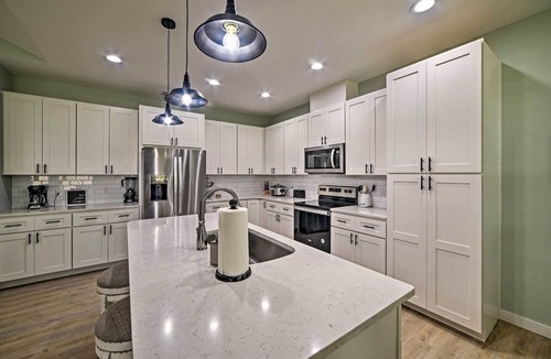 Riviera Beach House | West End Home w/Yard < 1 Mi to Beach Access!