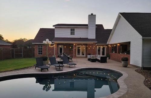 Alexandria Villa | WEST POINT ESCAPE -Pool , Free Parking, & 2 King Masters