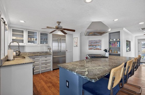 Braeswood Place House | West U Serene Stay | Sleeps 8 | Near Rice Village
