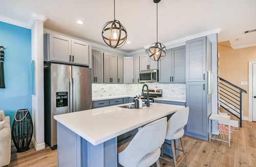 North Houston House | WFH Friendly Artist-Curated Home near Downtown. Gated Entry & 2-Car Garage.