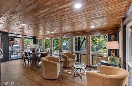 Jefferson House | Whiskey Barrel Soak, Paddle & Unwind