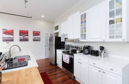 Columbus Apartment | Whole condo - Wifi, King Beds, 55" Smart TV, Walk to Columbus Riverwalk