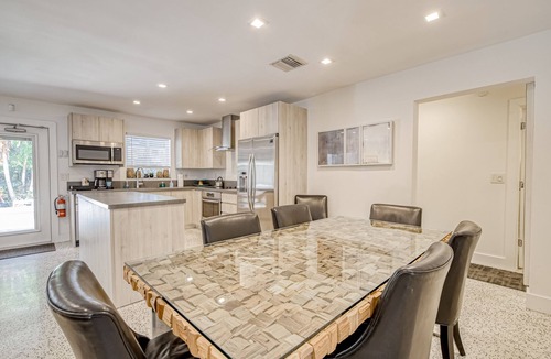Wilton Manors House | Wilton Manors designer delight with private pool, outdoor kitchen & Florida room