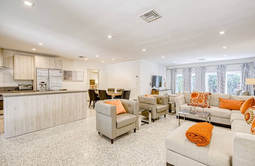 Wilton Manors House | Wilton Manors designer delight with private pool, outdoor kitchen & Florida room