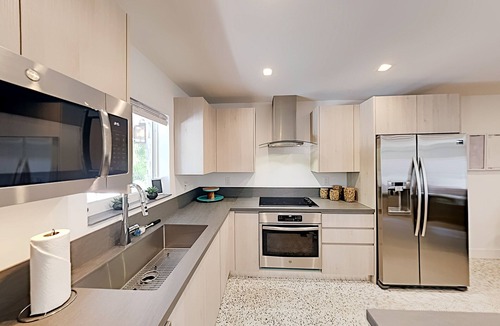 Wilton Manors House | Wilton Manors designer delight with private pool, outdoor kitchen & Florida room