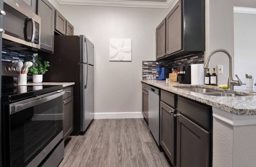 Riverpark West Apartment | Winter Cozy Stay: Family & Corporate Friendly