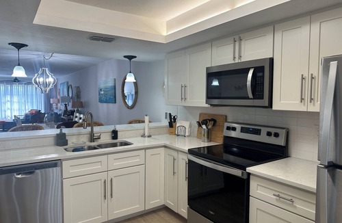 East Naples Condo | Winterpark condo w/resort style pool close to Beach, Restaurants and Shopping.
