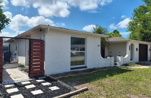 Regency Park House | Wonderful 1 Bedroom + Living Rm Apt in mid-century modern house in Port Richey.