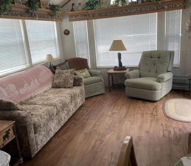 Salt Springs House | Wonderful Cottage Overlooking the Lake with Porch in Florida