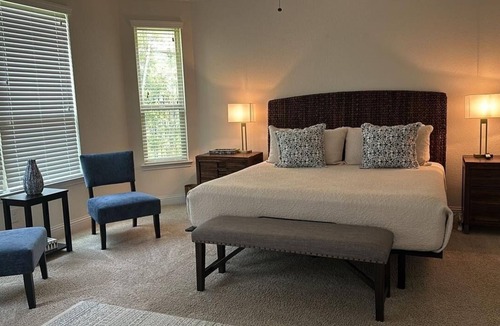 Tomball House | Woodlands House. 8 People, Restaurants, Movie Theater, HEB, Parks and Walkways.