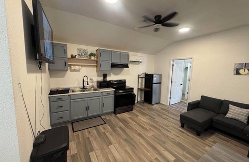 Smith County Cabin | woody pines 2-bedroom cabin in amazing Tyier with cool AC breeze