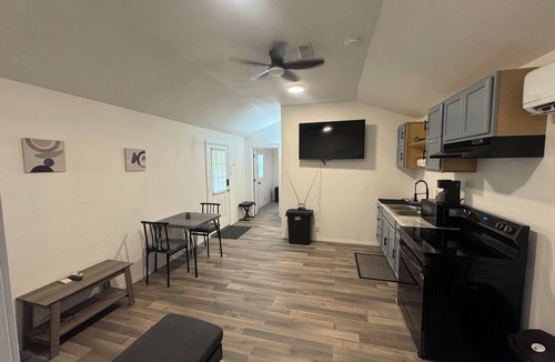 Smith County Cabin | woody pines 2-bedroom cabin in amazing Tyier with cool AC breeze