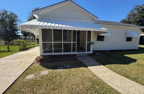 New Iberia House | Worker's or family bungalow/all new furniture and appliances/quiet area