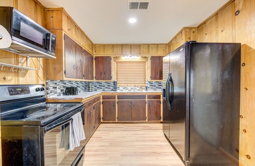 Beaumont House | Workers Haven - Pet Friendly- Patio - Fiber Wi-Fi - King Bed