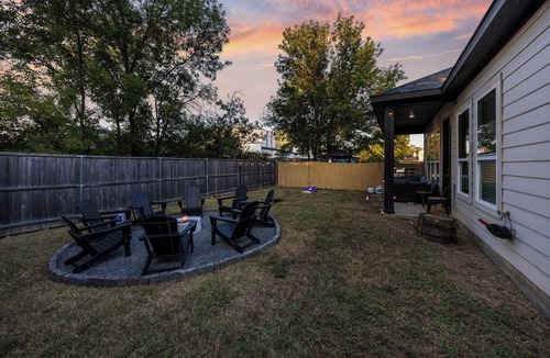 West Dallas House | World Cup 2026 HQ, Sleeps 8, Fire Pit & Backyard, 20 Min to Stadium