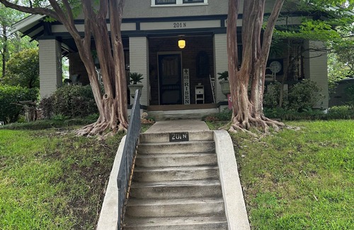 Oak Cliff House | World Cup rental. Dallas 3BR historic home 20 minutes to World Cup stadium.