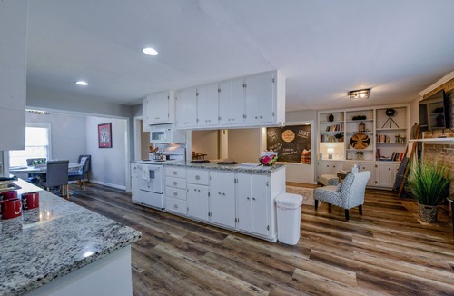 Forest Lake House | Wright Spot - Book now for football season! Close to Campus!