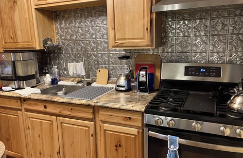 Tyler RV Rental | WWII Room Cabin & memorabilia in a comfortable campground with AC in the country