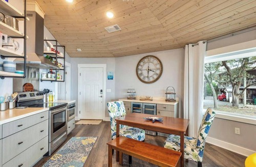 Ocean Springs House | Wynsum Pelican Gulf Front 2 BR 2 BA Pool House only 11 miles from Ocean Springs!