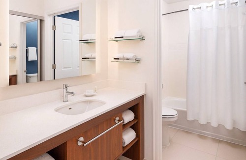 Arts/Warehouse District Hotel | You Found it! Spacious Suite with Full Kitchen and Free Breakfast, Outdoor Pool!