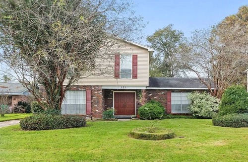 Slidell House | Your choice of room w/a private bathroom and dedicated half-bath.