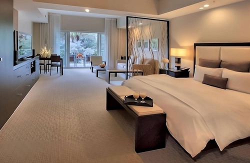Ludlam Hotel | Your Dream Miami Retreat Awaits! Gorgeous Room w/Kitchen and Balcony