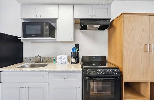 Fort Bay House | Your Home Away From Home! Gulf View, Free Parking, Direct Access to Beach
