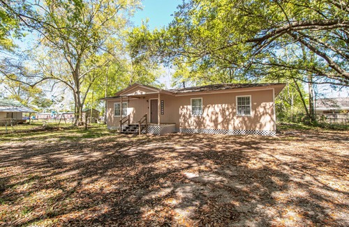 Pascagoula House | Your Home Away From Home! Contractor Special. 28 days or more only.