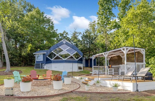 Mineola House | Zome of the Stars: Private Lakefront AND 2 Acre Pond, Docks, Kayaks, Spa Bath