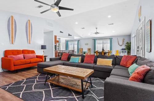 Crystal Beach House | Zula Beach Vacation Home, Sleeps 16, Private Heated Pool, 4min Walk To The Beach, Pets Welcome, Fenced Yard
