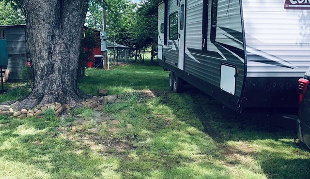 1-bdrm 32 ft RV sleeps 6. Mt. Magazine in view and Blue Mtn Lake within 5 miles.