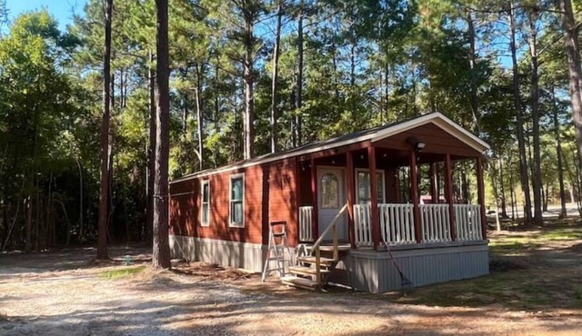 1 Bedroom cabin, covered porch, large parking area