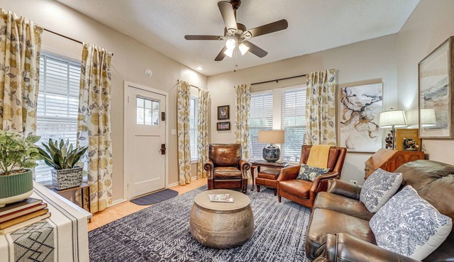 < 1 Mi to Dtwn Texarkana: Couple's Retreat w/Yard