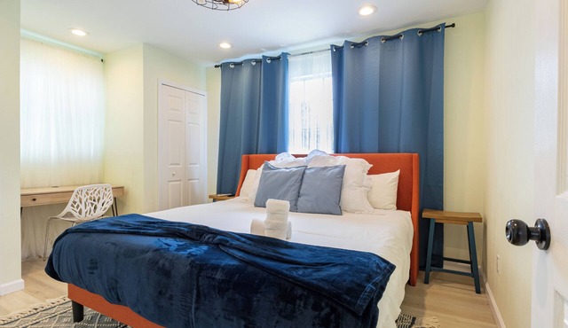 10 min to St Pete Beach w/Parking - King Size Bed