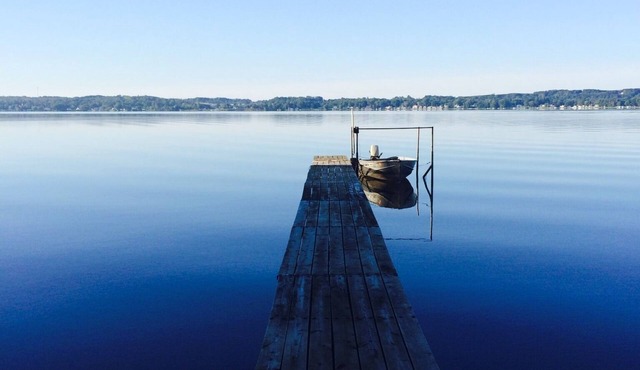 100' Prime Lakefront w/sandy lake bottom - updated cottage w/dock/boats/bikes