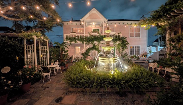 1885 Rose Cottage-East End Carriage House-Lower Unit-Close to Cruises & Strand!