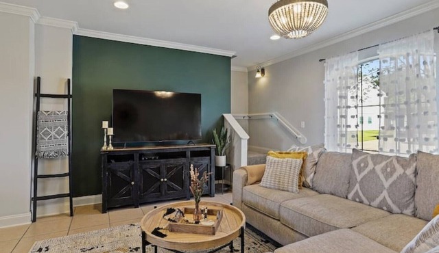 2-bd condo close to campus, free parking, sleeps 6