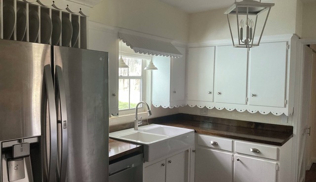 2 bedroom 2 bath cottage with garage, dog friendly