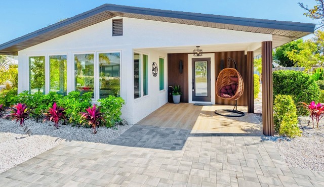 2 bedroom 2 bath. Peaceful, Sunsets, White sands ! On the Gulf