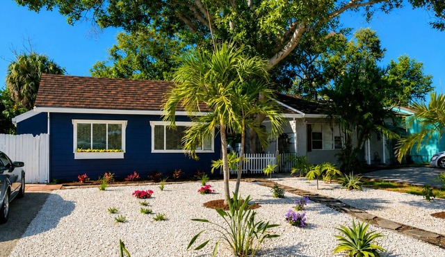 2-bedroom bungalow in awesome Gulfport with cool AC