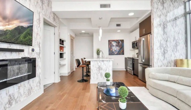 2-bedroom condo in Heart of Texas Medical Center w/fitness, rooftop pool & more