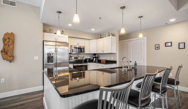 2 bedroom Downtown Condo on the River Channel