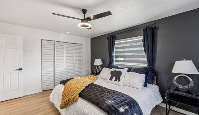 2 Bedroom Modern Home w/large fenced yard near Mall and Beaches.