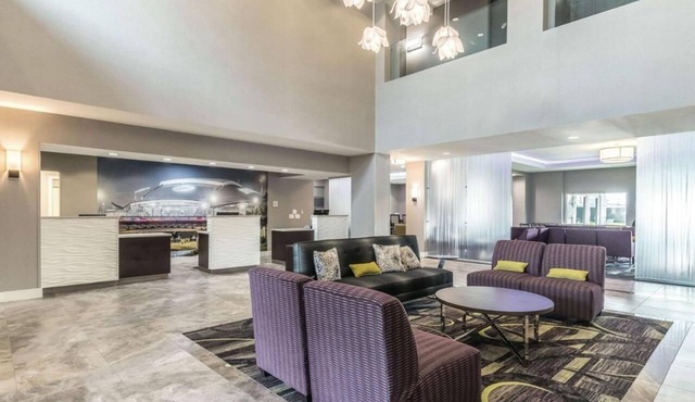 2 Full Beds w/Sleeper Sofa, La Quinta Inn, Free Shuttle to Six Flags, 2 Units