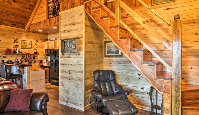 2 Mi to Lake Hamilton: Hot Springs Cabin Rental!