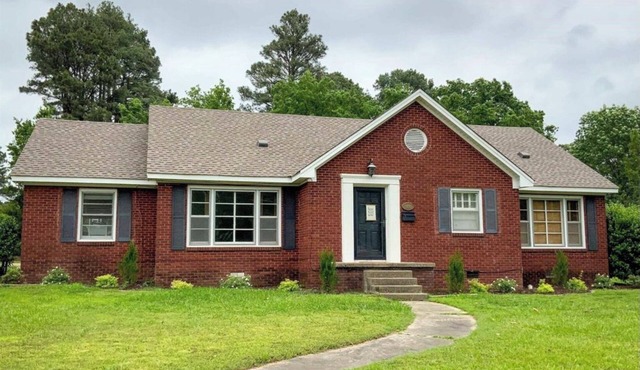 2 min from Harding and local park! Peaceful 3BR with alfresco dining area!