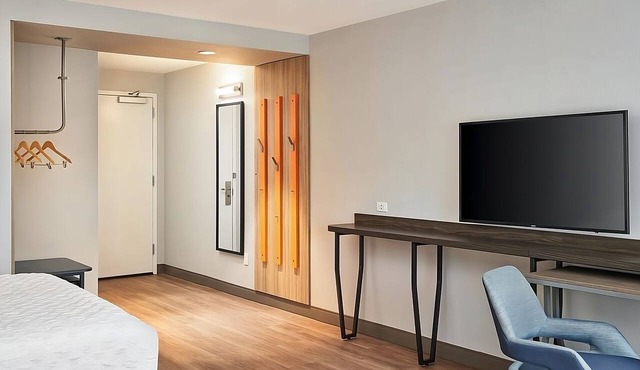 2 Spacious Units, Walk to Frost Park and Cozy Cove Marina - Free Breakfast!