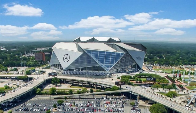 20 min to the World Cup stadium by Uber or Rail. 5 min walk to dozens of pubs in Atlanta