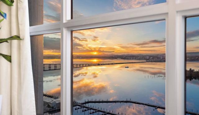21st Floor Luxury Waterfront & Sunset Stay